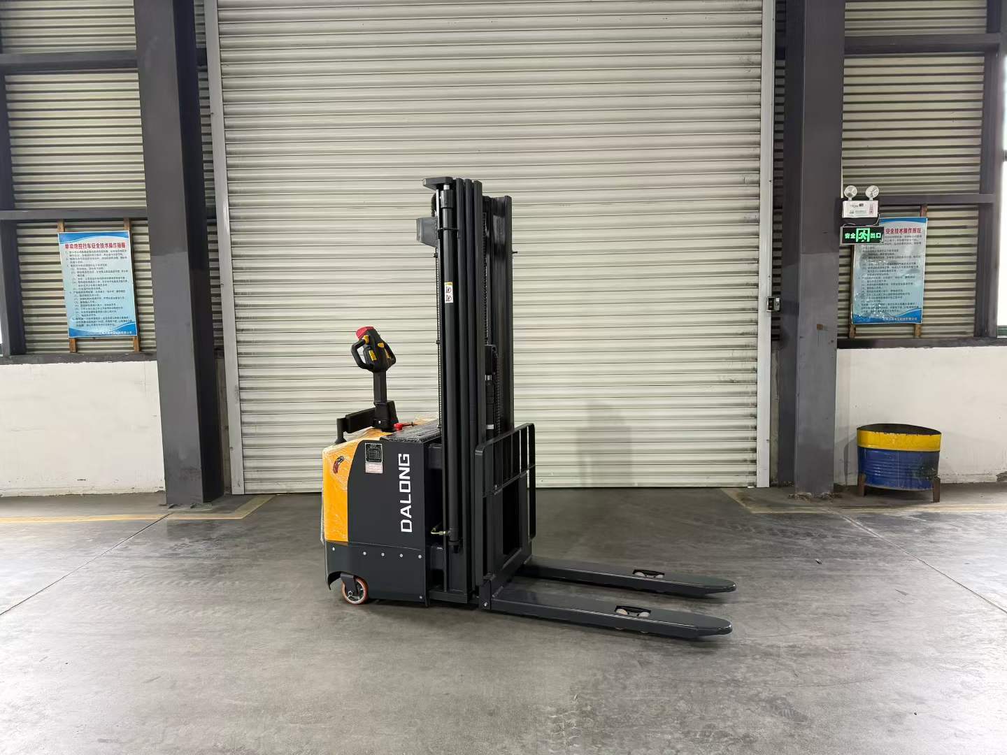 Apilador de paletas totalmente eléctrico DAXLIFTER CDD - Apilamiento de alta resistencia