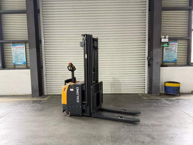 Apilador de paletas totalmente eléctrico DAXLIFTER CDD - Apilamiento de alta resistencia