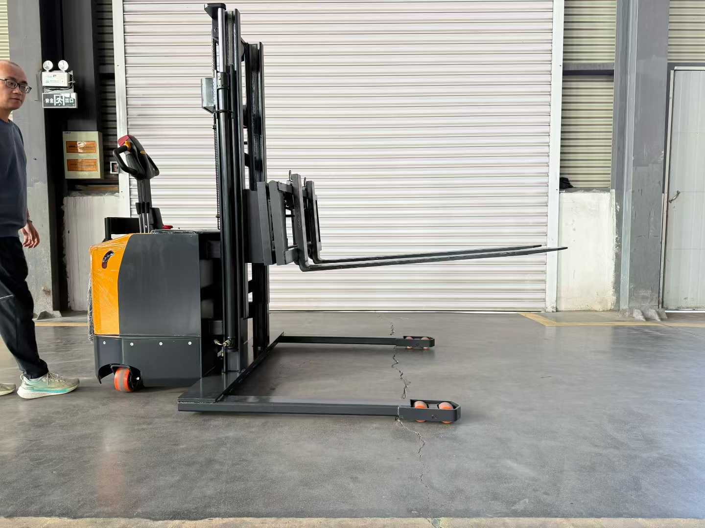 Empilhadeira de deslocamento lateral invertida personalizada | DAXLIFTER - Manuseio de materiais especializado