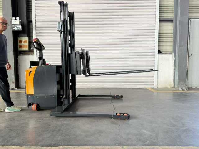 Empilhadeira de deslocamento lateral invertida personalizada | DAXLIFTER - Manuseio de materiais especializado