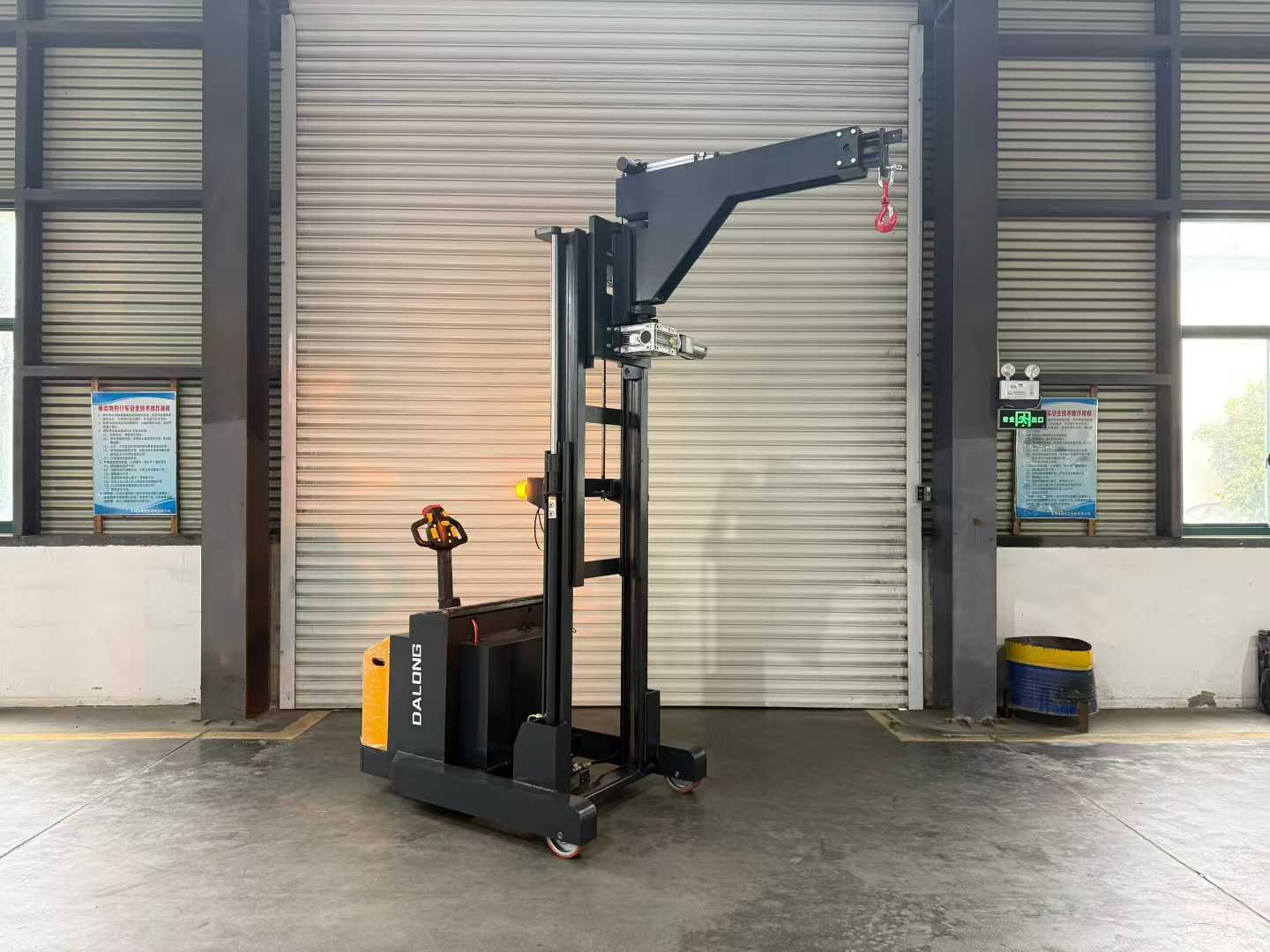 Counterbalanced Vertical Take-off and Landing Crane | DAXLIFTER Industrial Lifting