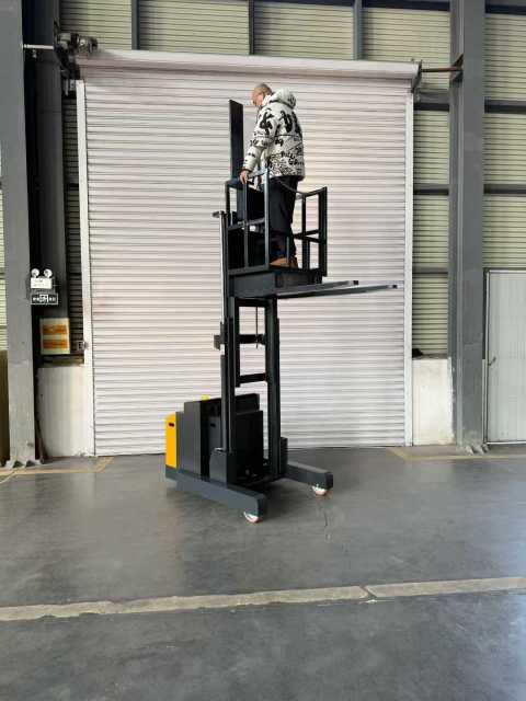 Recolector de pedidos eléctrico de 2 toneladas y 3 metros con horquillas | DAXLIFTER