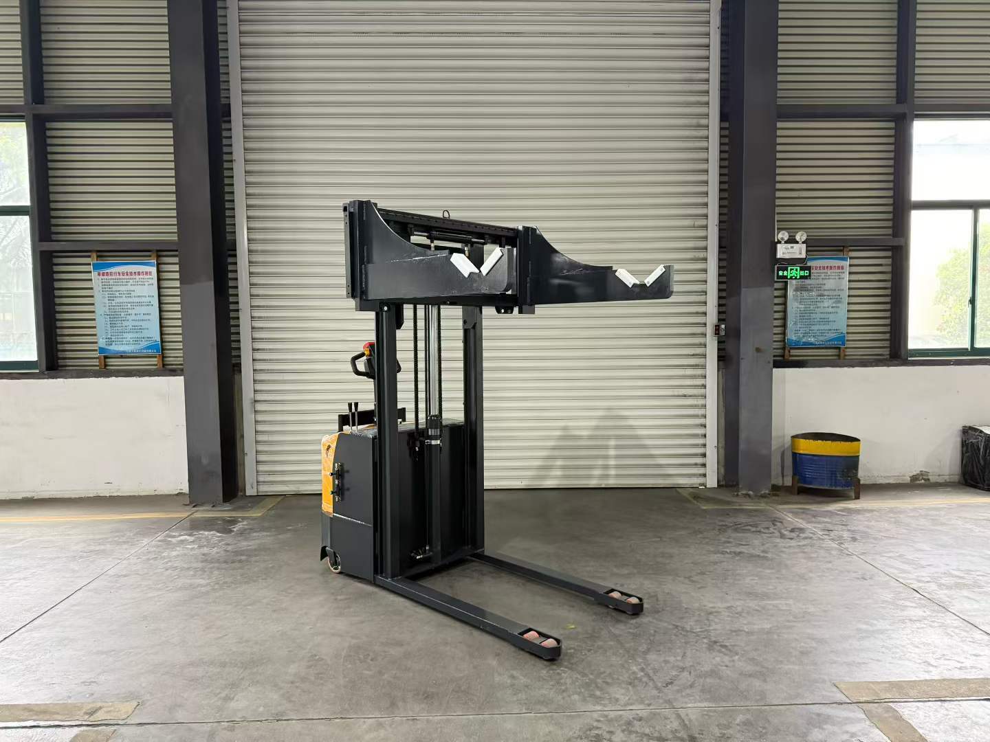 3 Ton Special Material Handling Truck | Integrated Side-Shift Function | DAXLIFTER