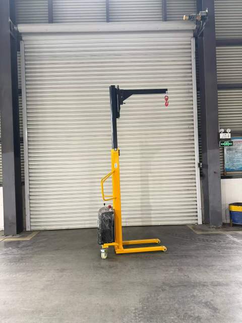 DAXLIFTER 800kg Semi-Electric Lifting Crane with Speed Limiting Valve