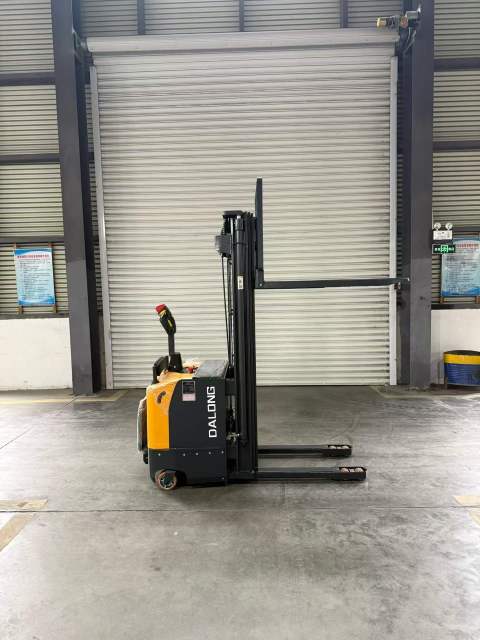 Apilador de paletas totalmente eléctrico DAXLIFTER CDD - Apilamiento de alta resistencia