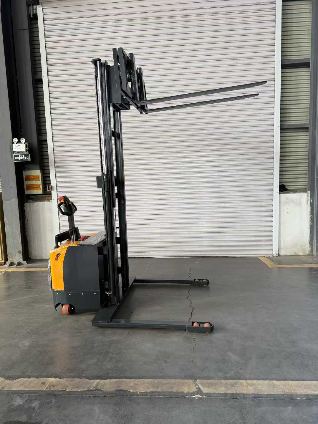 Empilhadeira de deslocamento lateral invertida personalizada | DAXLIFTER - Manuseio de materiais especializado