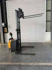 Empilhadeira de deslocamento lateral invertida personalizada | DAXLIFTER - Manuseio de materiais especializado
