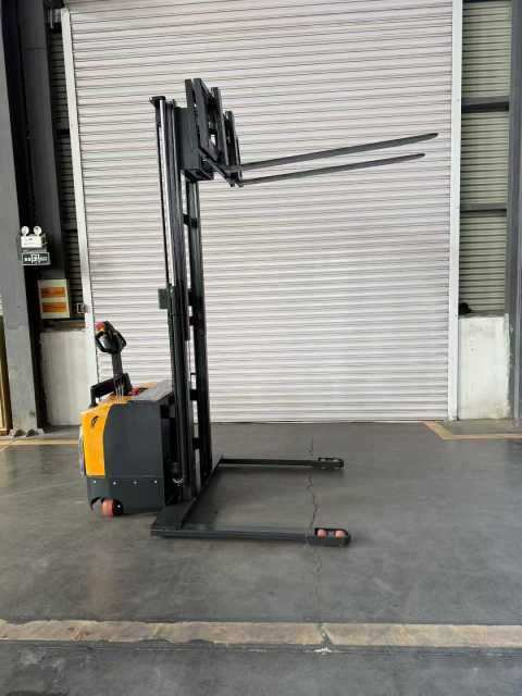 Empilhadeira de deslocamento lateral invertida personalizada | DAXLIFTER - Manuseio de materiais especializado