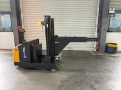 Counterbalanced Vertical Take-off and Landing Crane | DAXLIFTER Industrial Lifting