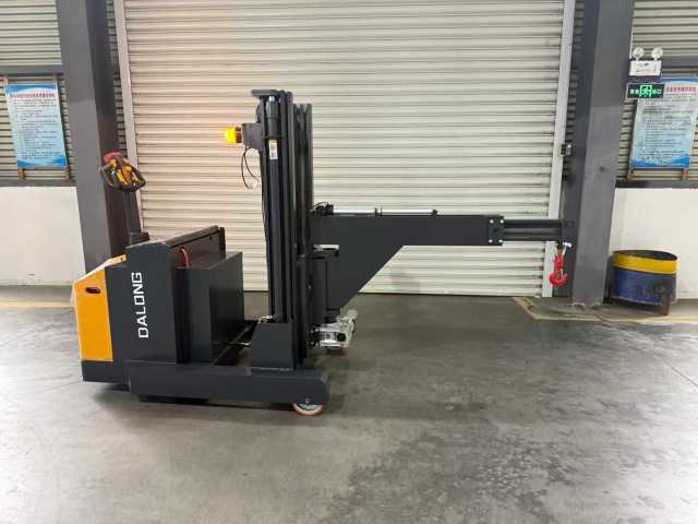 Counterbalanced Vertical Take-off and Landing Crane | DAXLIFTER Industrial Lifting