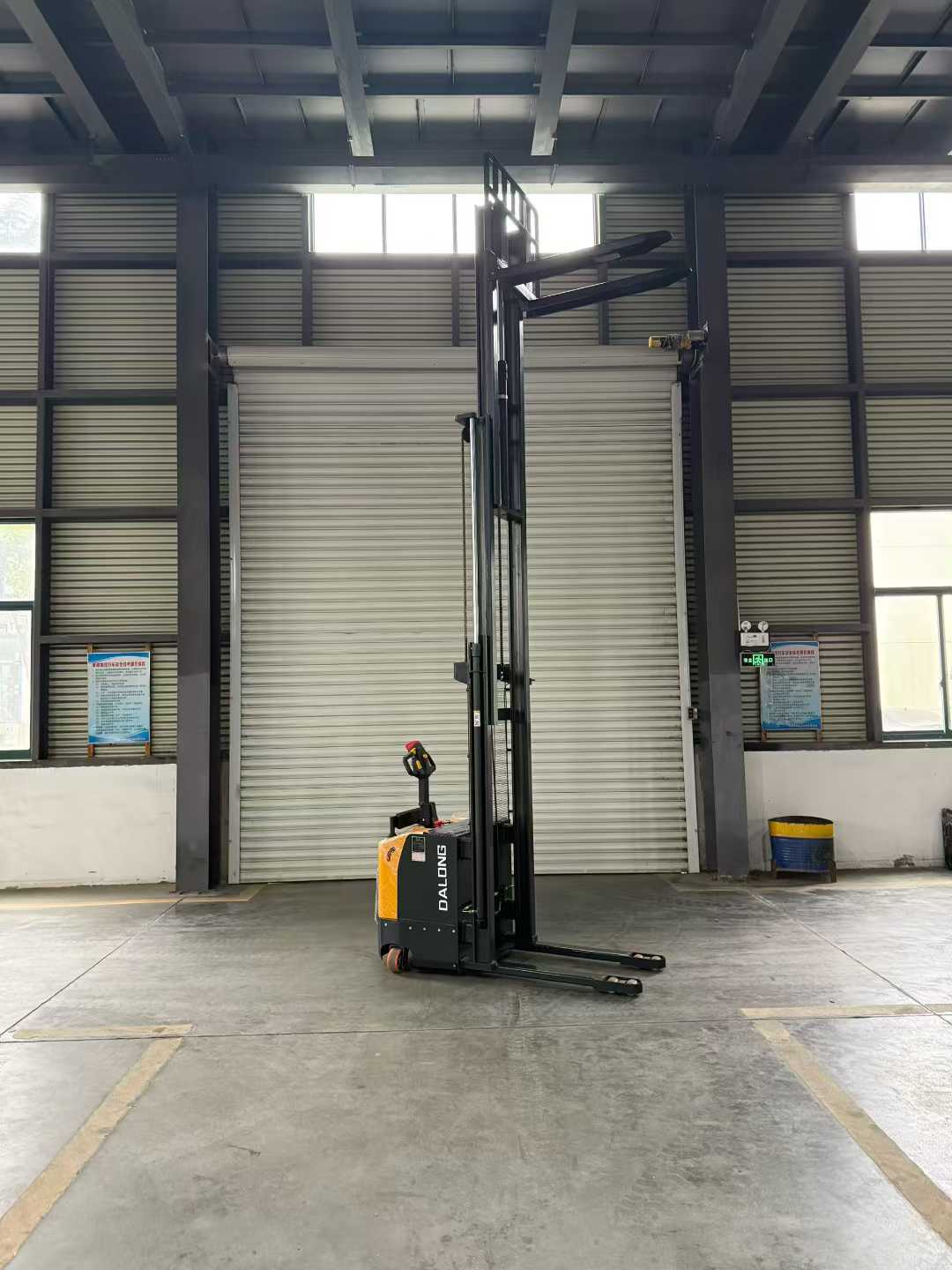 Apilador de paletas totalmente eléctrico DAXLIFTER CDD - Apilamiento de alta resistencia