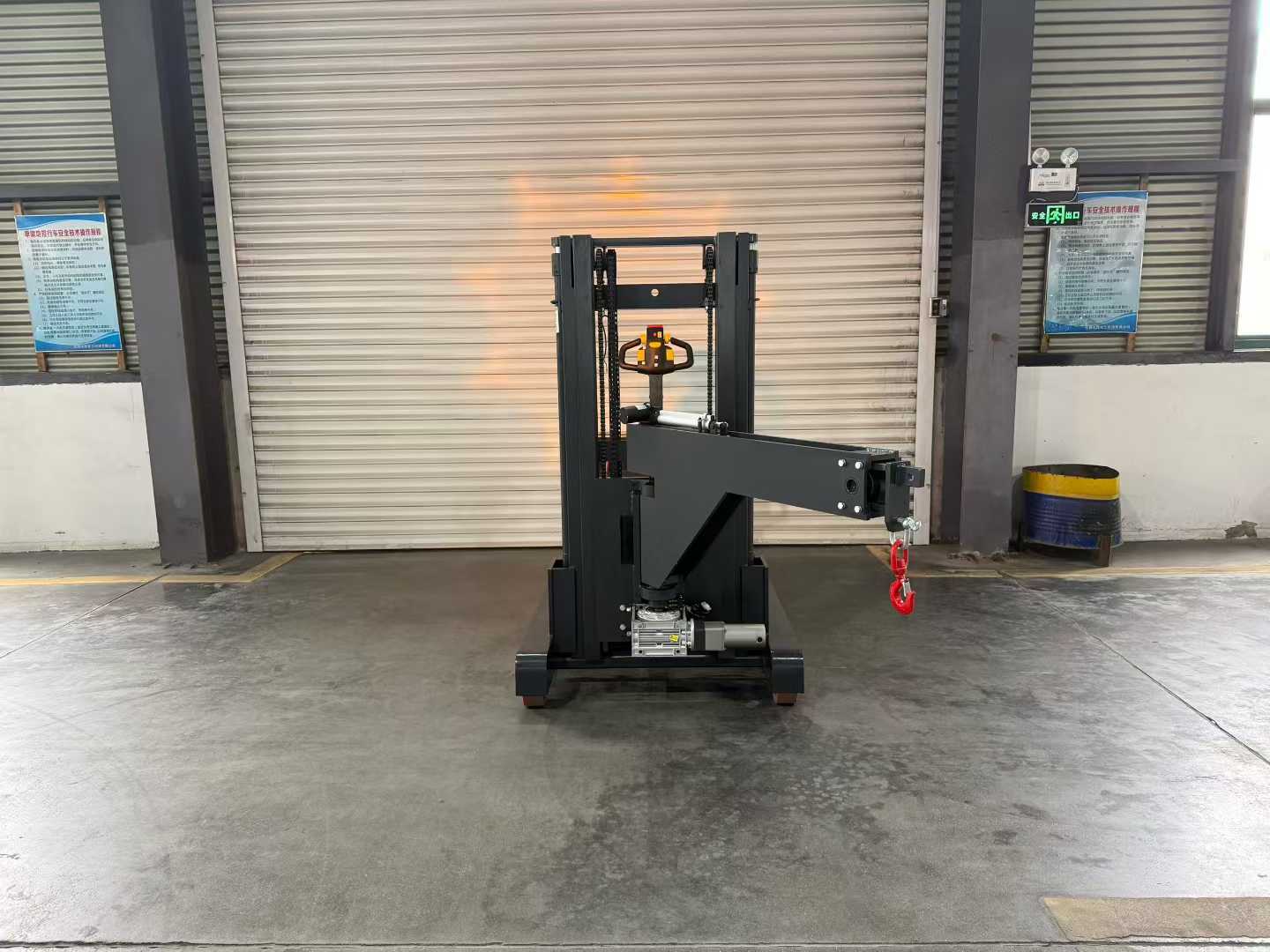Counterbalanced Vertical Take-off and Landing Crane | DAXLIFTER Industrial Lifting