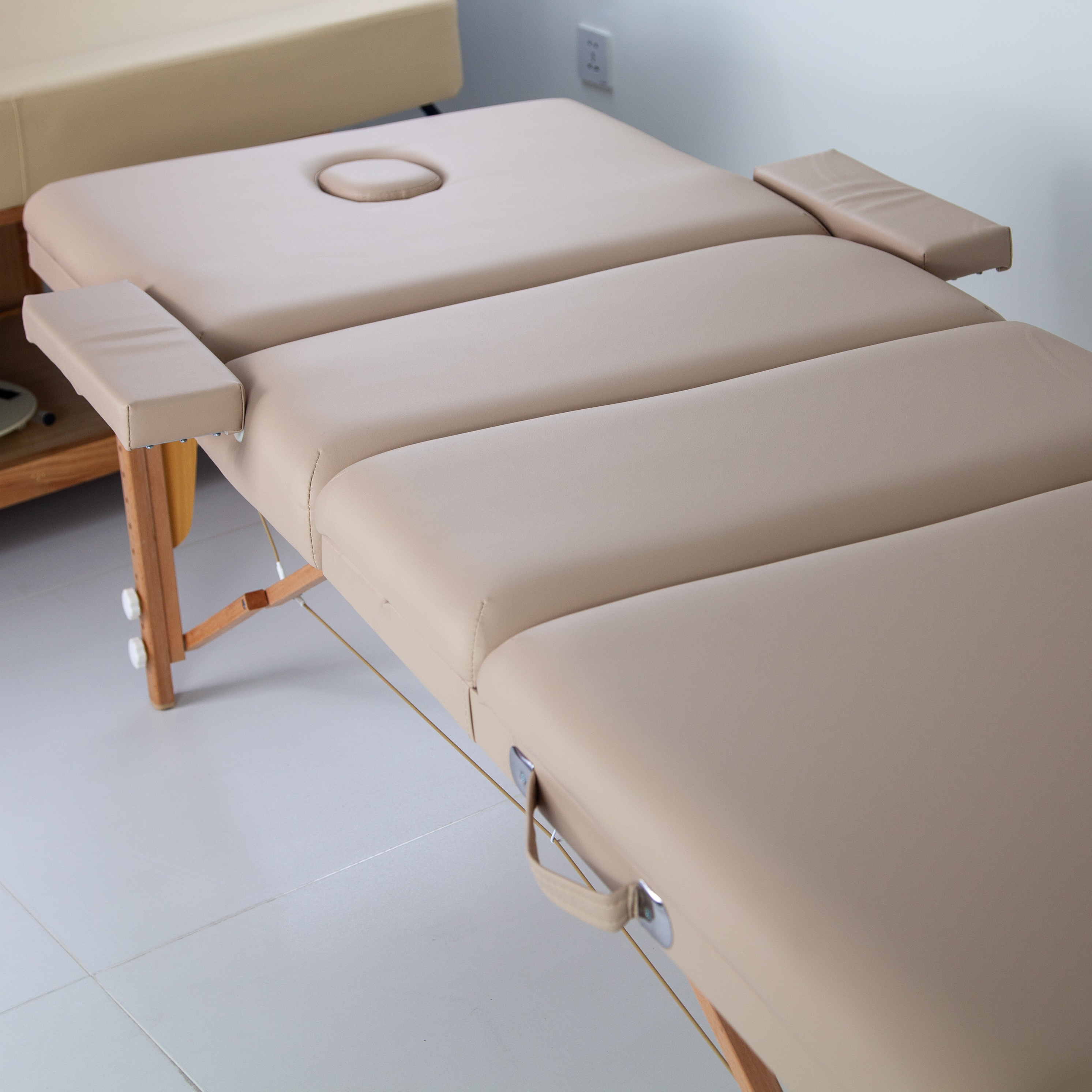 Foldable Massage Bed for Spa and Physical Therapy Use DN0049_Foldable Beds