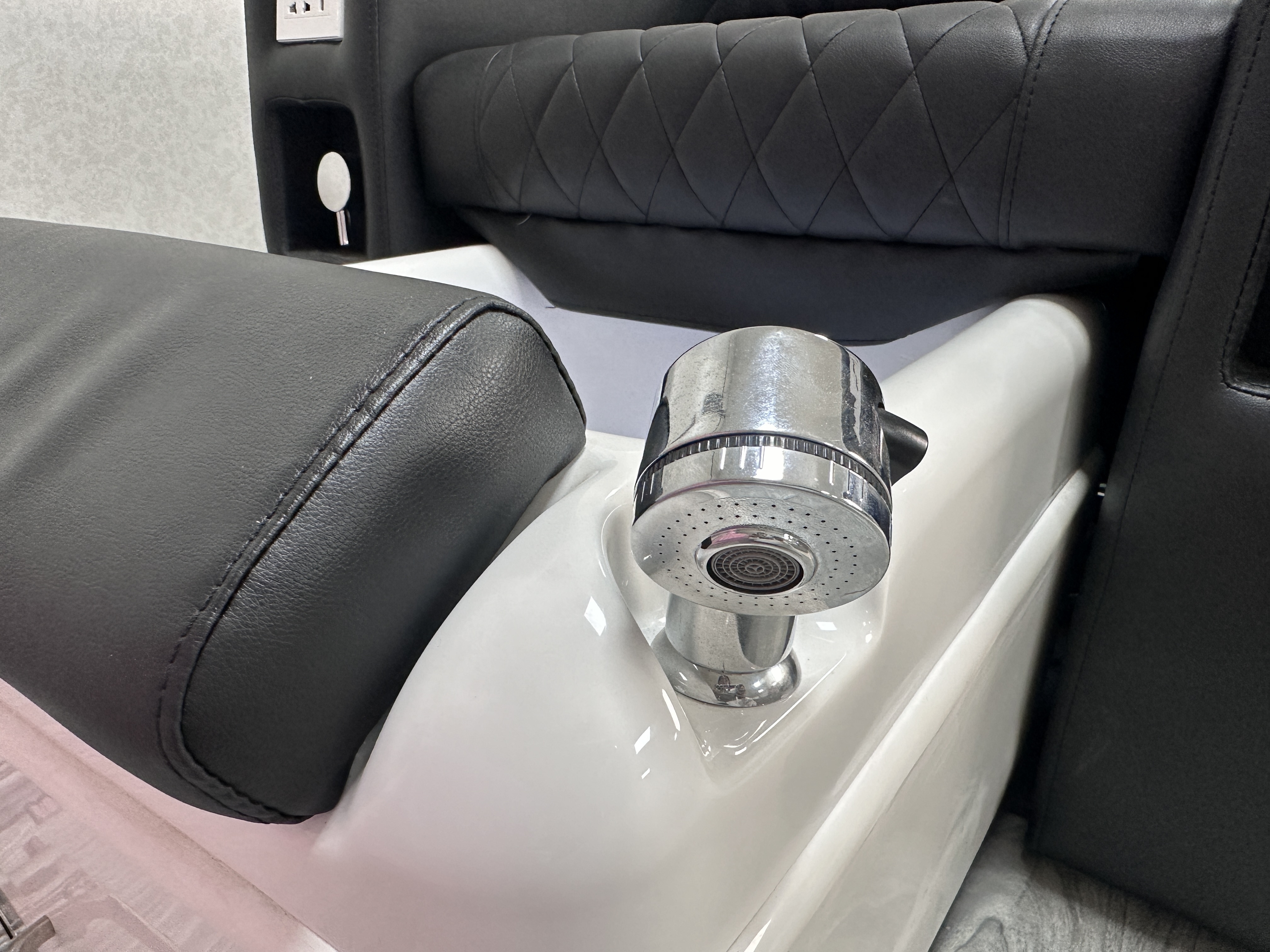 Standard Pedicure Chair with Foot Stool for Nail Salon DN0131_Standard Pedicure Chairs