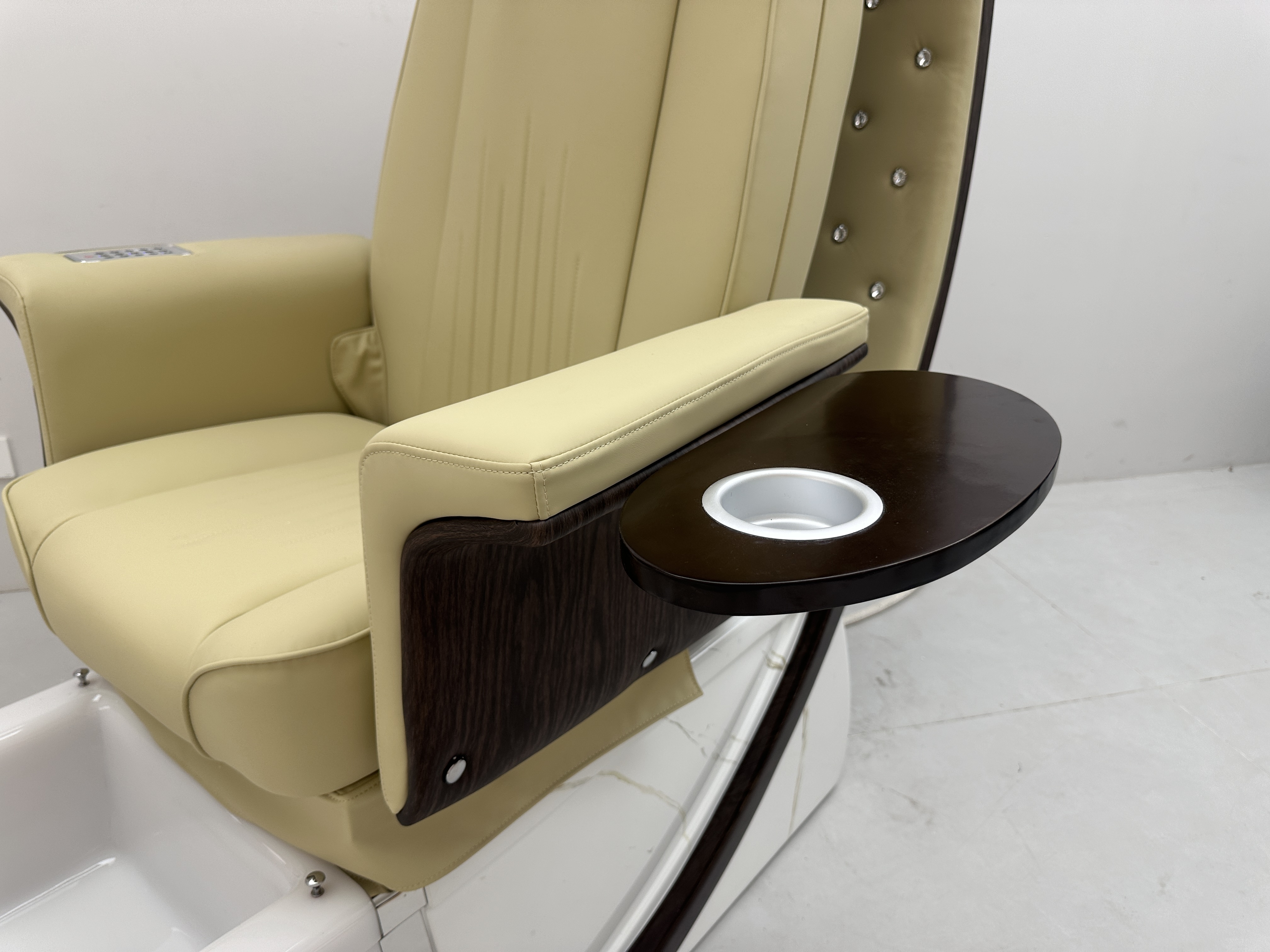 Capsule Style Pedicure Chair with Foot Spa Basin for Nail Salon DN0134_Standard Pedicure Chairs