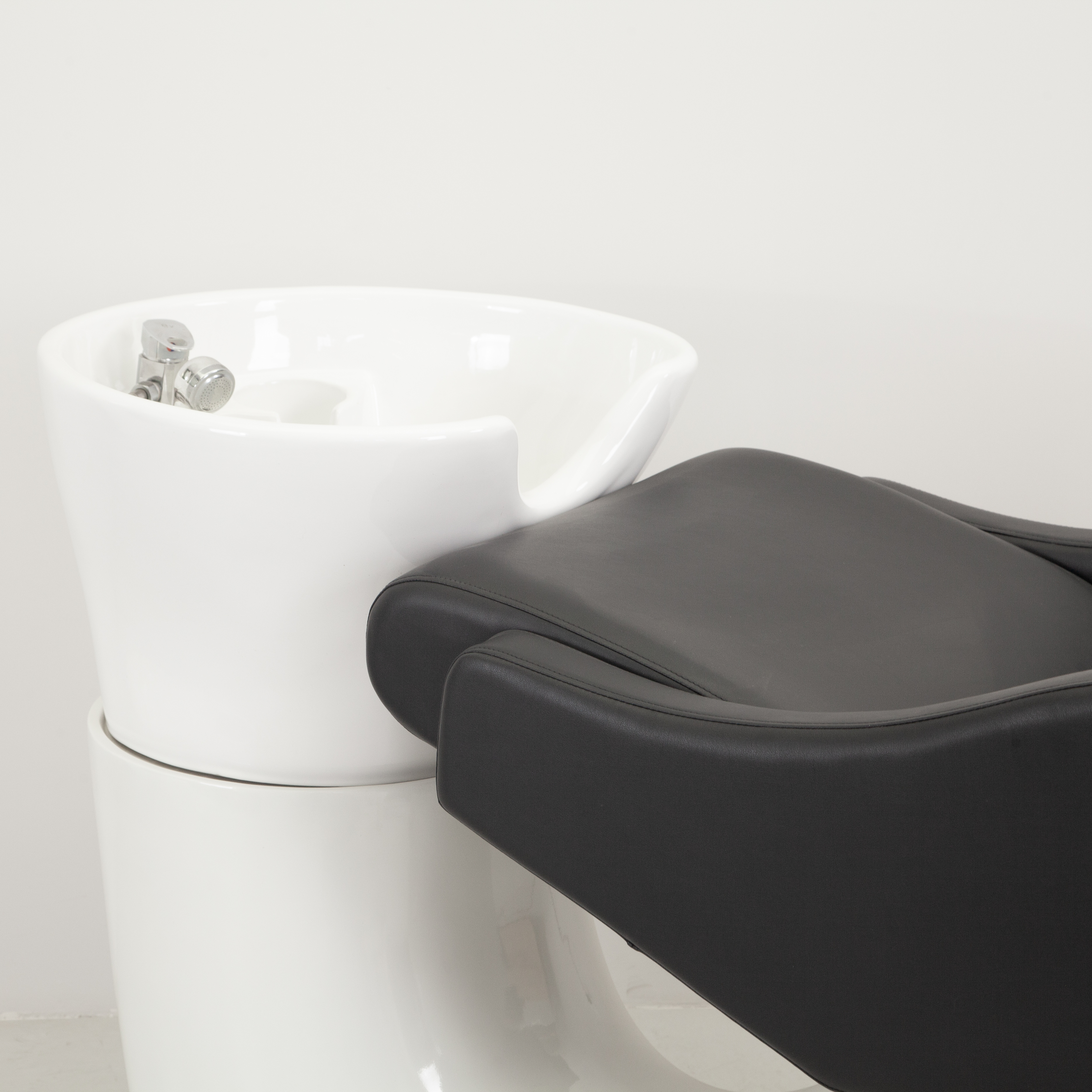 Basic Shampoo Chair with Fiberglass Basin and Adjustable Footrest DN0062_Basic Shampoo Chairs