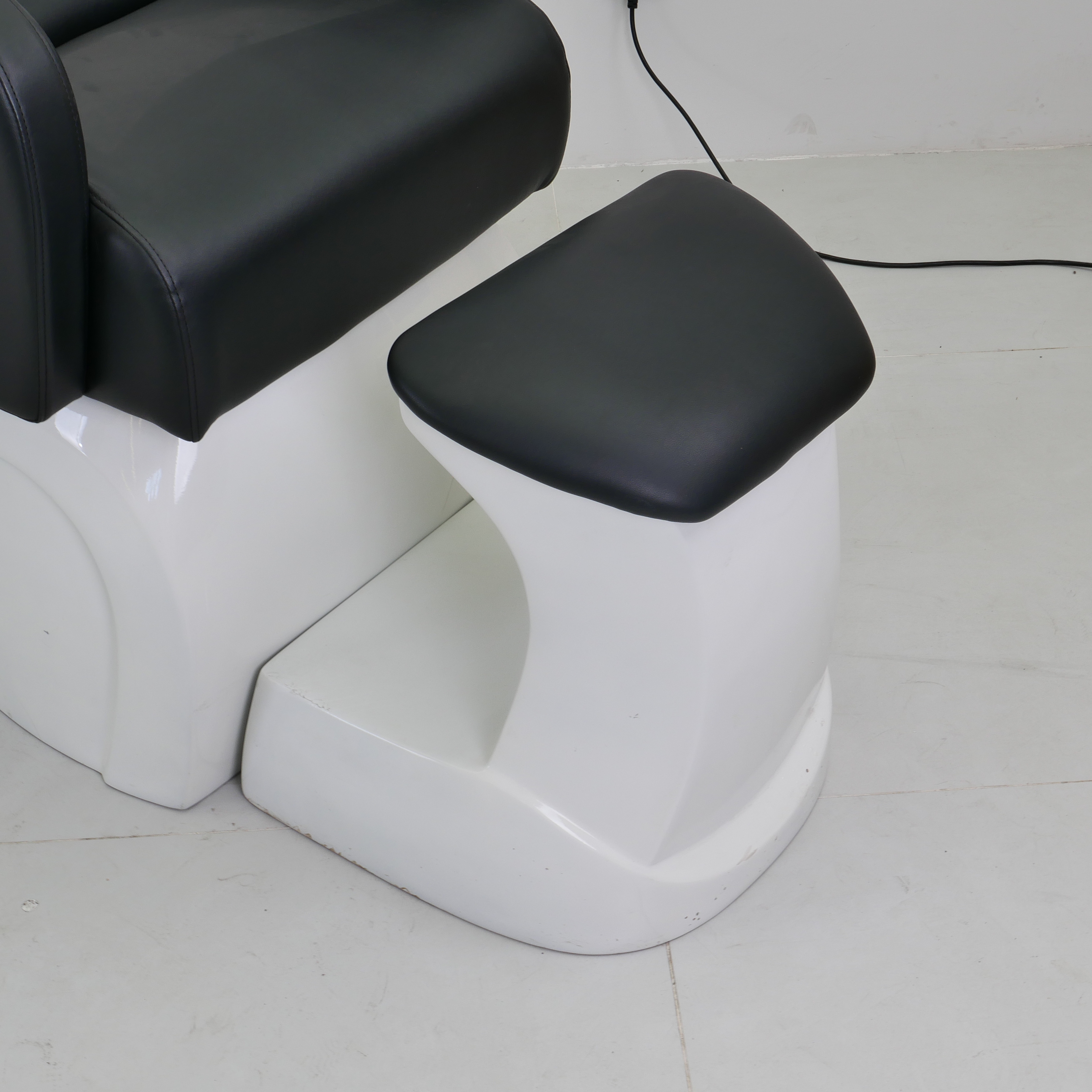Basic Shampoo Chair with Fiberglass Basin and Adjustable Footrest DN0062_Basic Shampoo Chairs