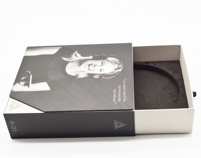 Earphone magnet gift box