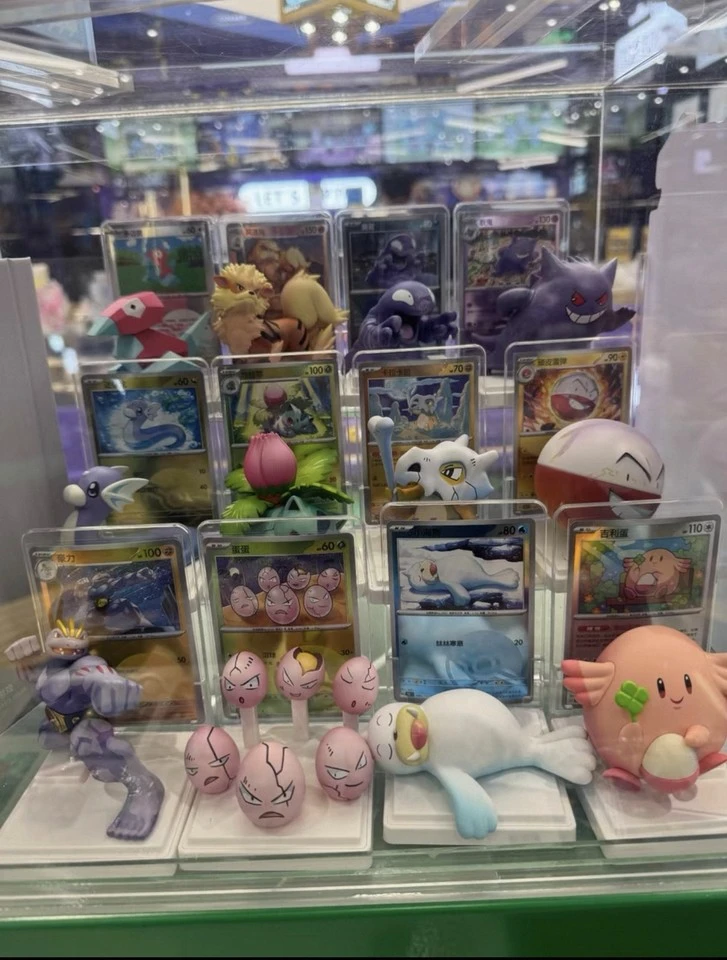 Contents of one Dream Drawing 151C blind box with a figure and its matching holo card