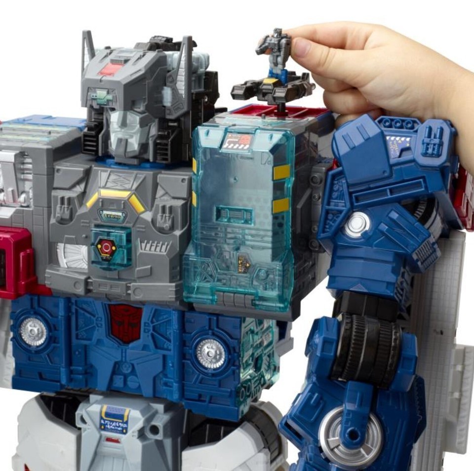 New Hasbro Transformers Titans Return Titan Class Fortress Maximus Action Figure