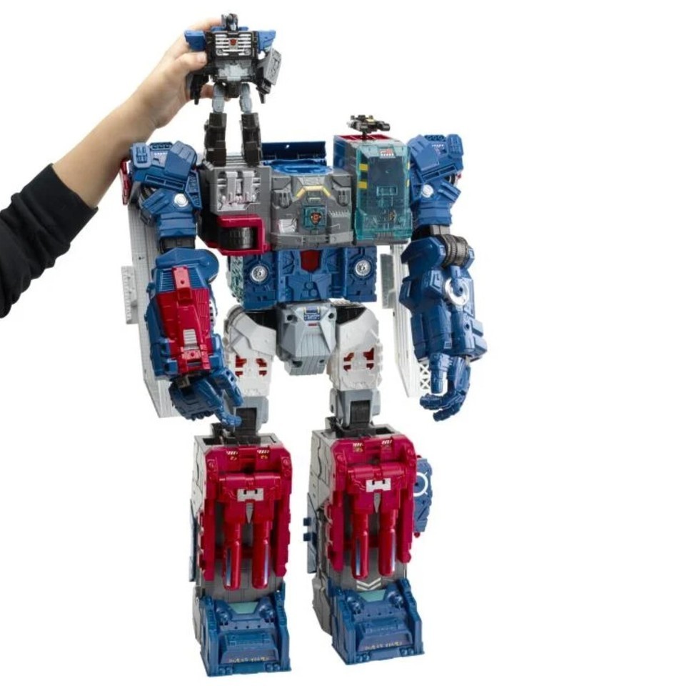 New Hasbro Transformers Titans Return Titan Class Fortress Maximus Action Figure