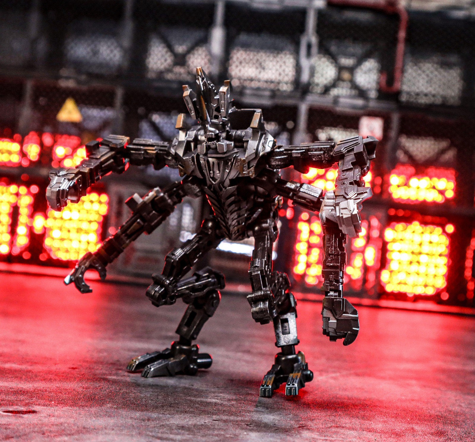 In Stock New 4th Party SG-01 Scourge Oversized Version Action Figure Transforms Toy