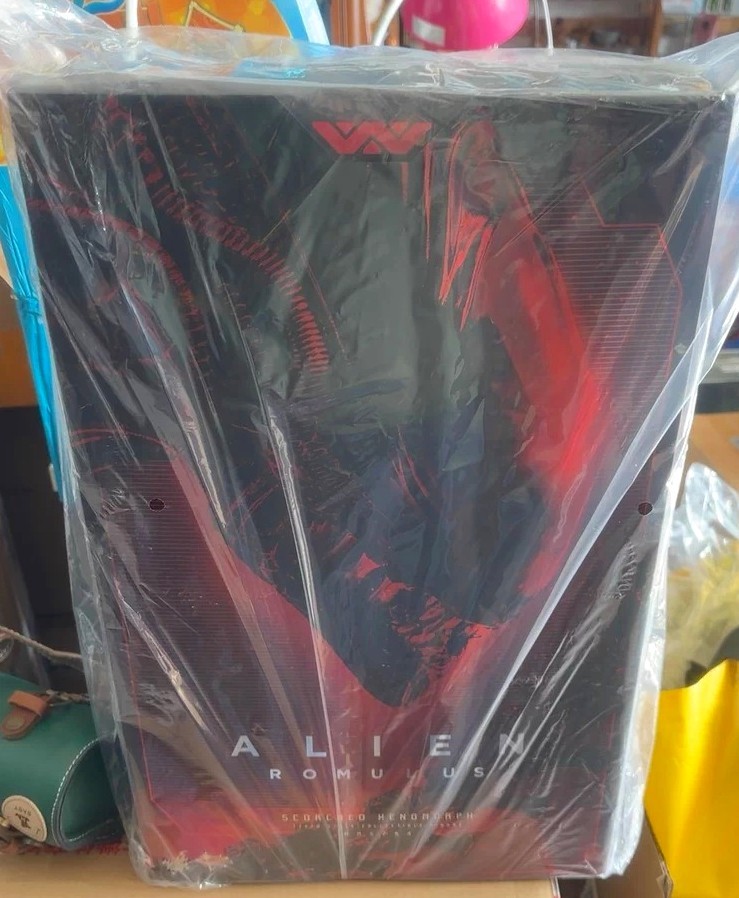 Ready! New Hot Toys MMS784 1/6 Alien: Romulus Scorched Xenomorph Action Figure
