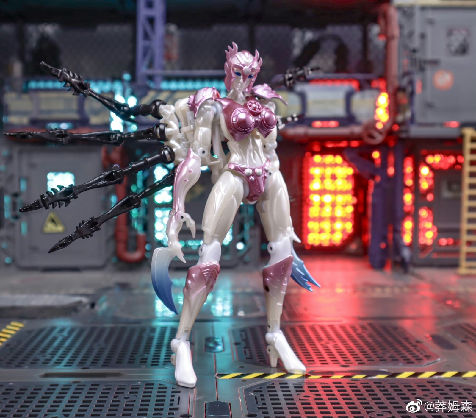 In stock  New TransArt BWM-08PW Metallic variant Pink Spider Transform Figure