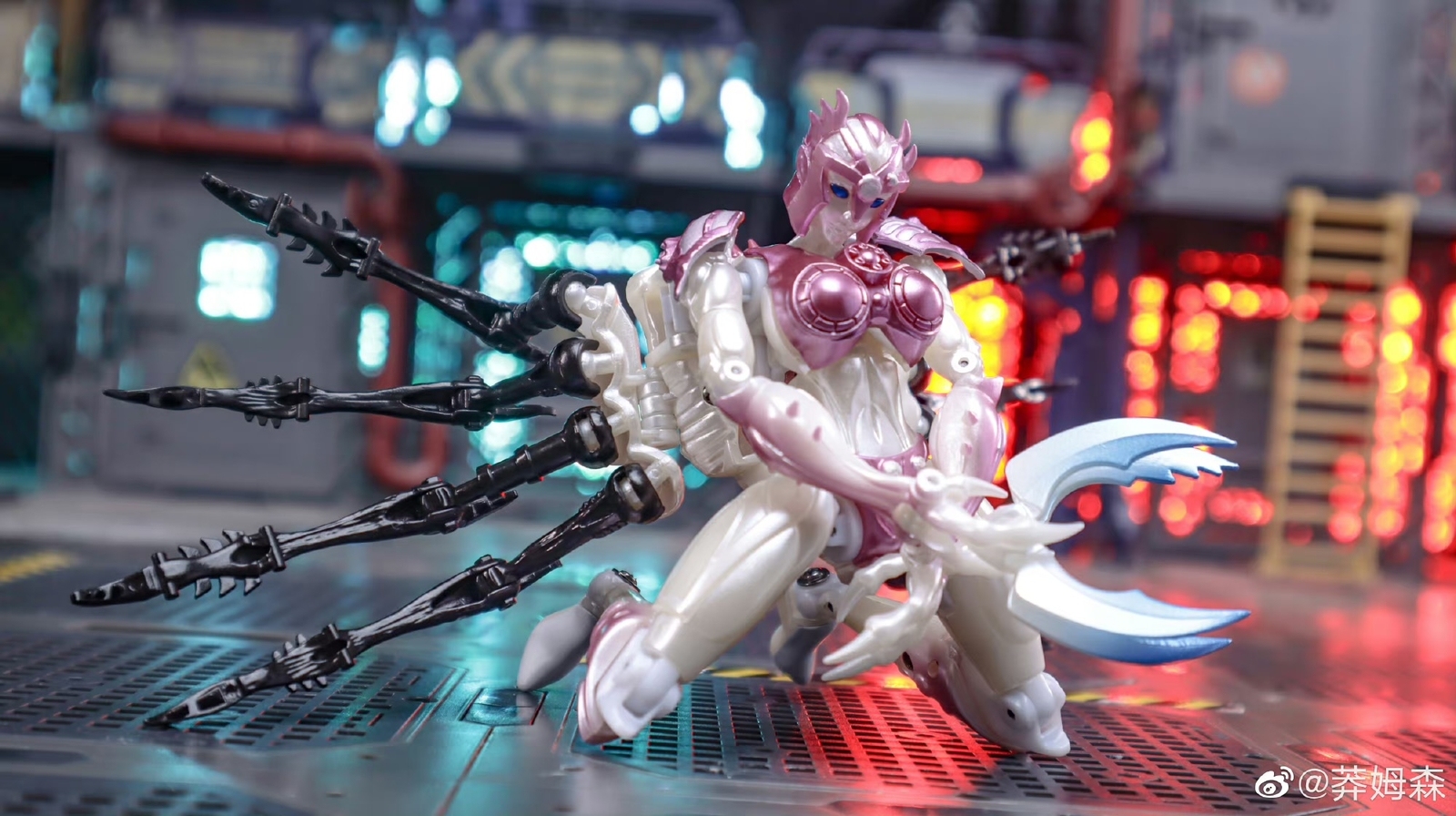 In stock  New TransArt BWM-08PW Metallic variant Pink Spider Transform Figure