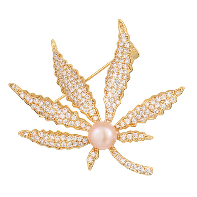 Luxury Rhinestone MappleLeaf Natural Pearl Cubic Zircon Stone Pave Setting Brooch Collar Pins For Suit Shining Women Men's Party Brooches Jewelry