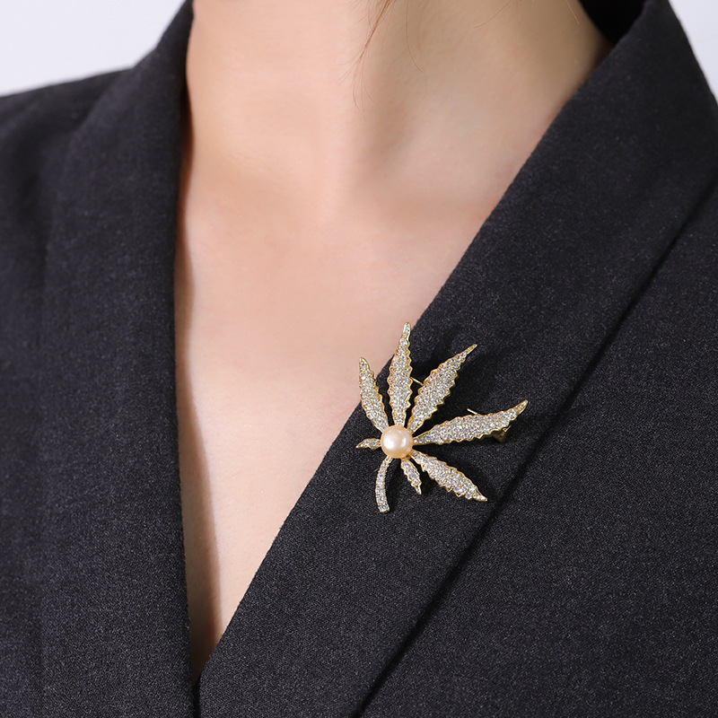 Luxury Rhinestone MappleLeaf Natural Pearl Cubic Zircon Stone Pave Setting Brooch Collar Pins For Suit Shining Women Men's Party Brooches Jewelry