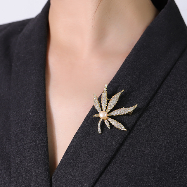 Luxury Rhinestone MappleLeaf Natural Pearl Cubic Zircon Stone Pave Setting Brooch Collar Pins For Suit Shining Women Men's Party Brooches Jewelry