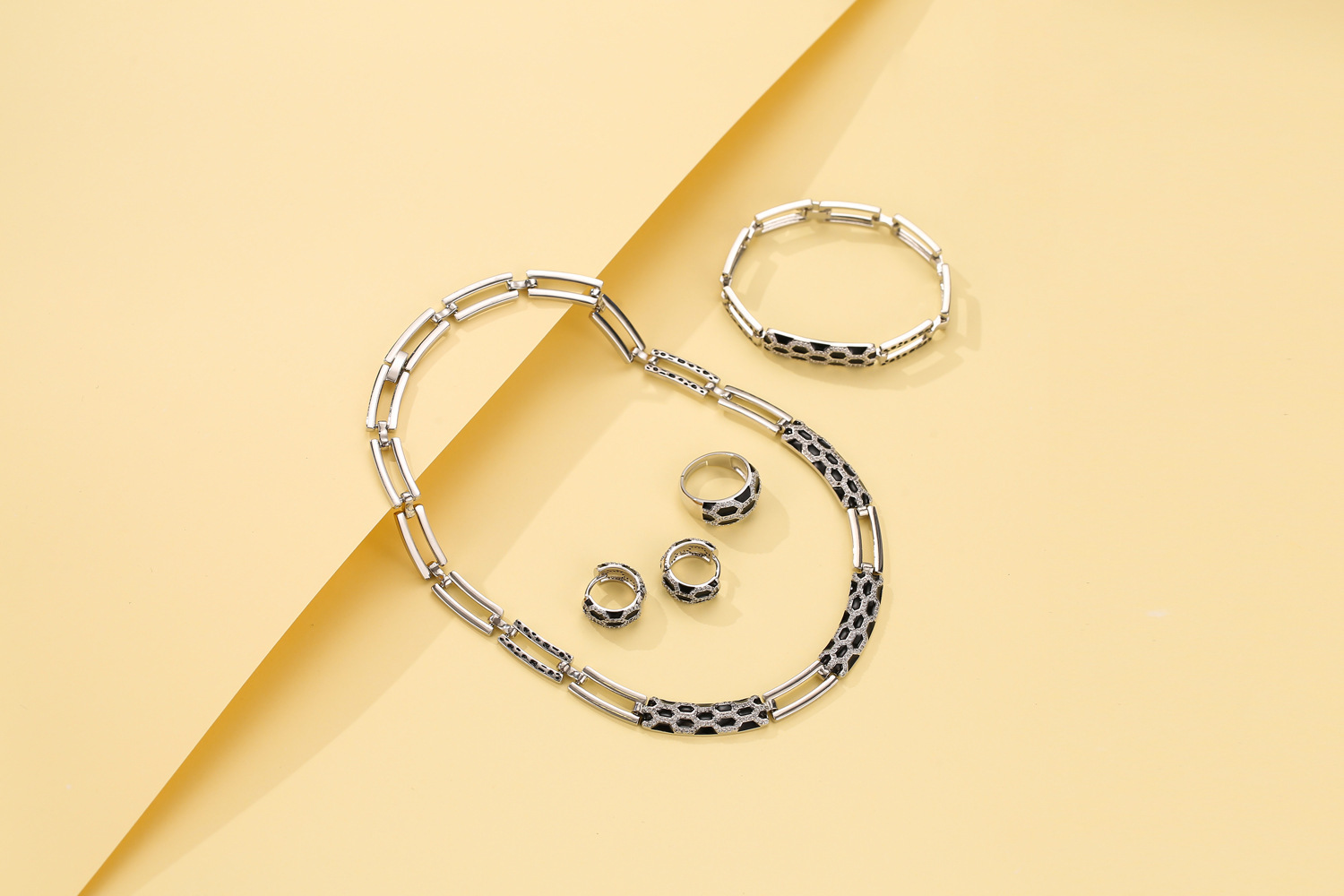 Luxury Enamel Ins Chains Exquisite Necklace Bracelet Ring Jewelry Set Charm Ladies Girls Jewelry Fashion Accessory Set Gifts