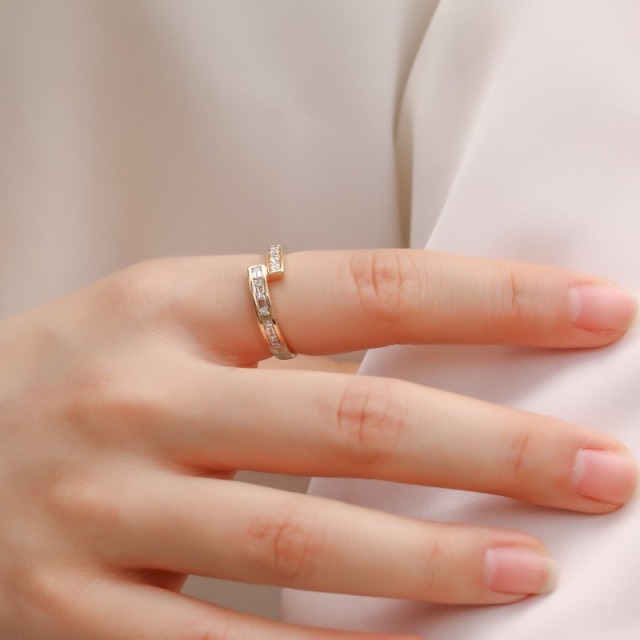 Wholesale Jewelry Suppliers S925 Sterling Silver 18K Gold Plated Rings at High Quality Jewelry Set with Channel Setting and CZ Pave for Women