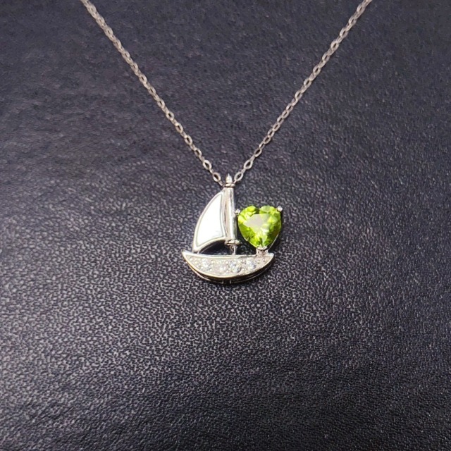 Wholesale Jewelry Supplier S925 Sterling Silver Natural Olivine Rhodium-Plated Peridot Sailboat Pendant Necklace