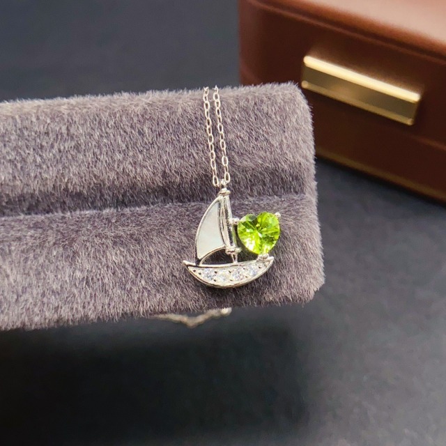 Wholesale Jewelry Supplier S925 Sterling Silver Natural Olivine Rhodium-Plated Peridot Sailboat Pendant Necklace