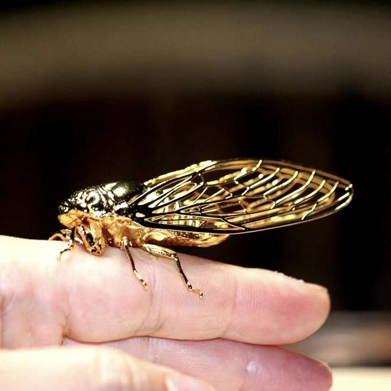 Gold Metal Cicada Figurine, Hollow‑Out Wing Insect Statue, Desktop Decor Collectible Ornament