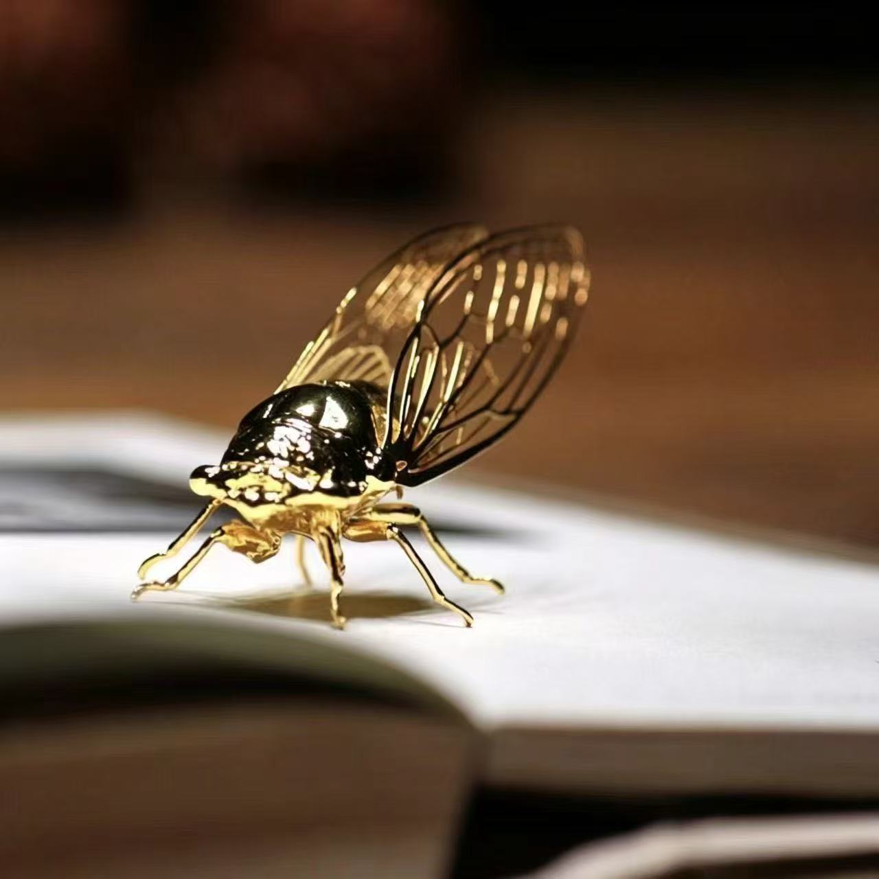Gold Metal Cicada Figurine, Hollow‑Out Wing Insect Statue, Desktop Decor Collectible Ornament