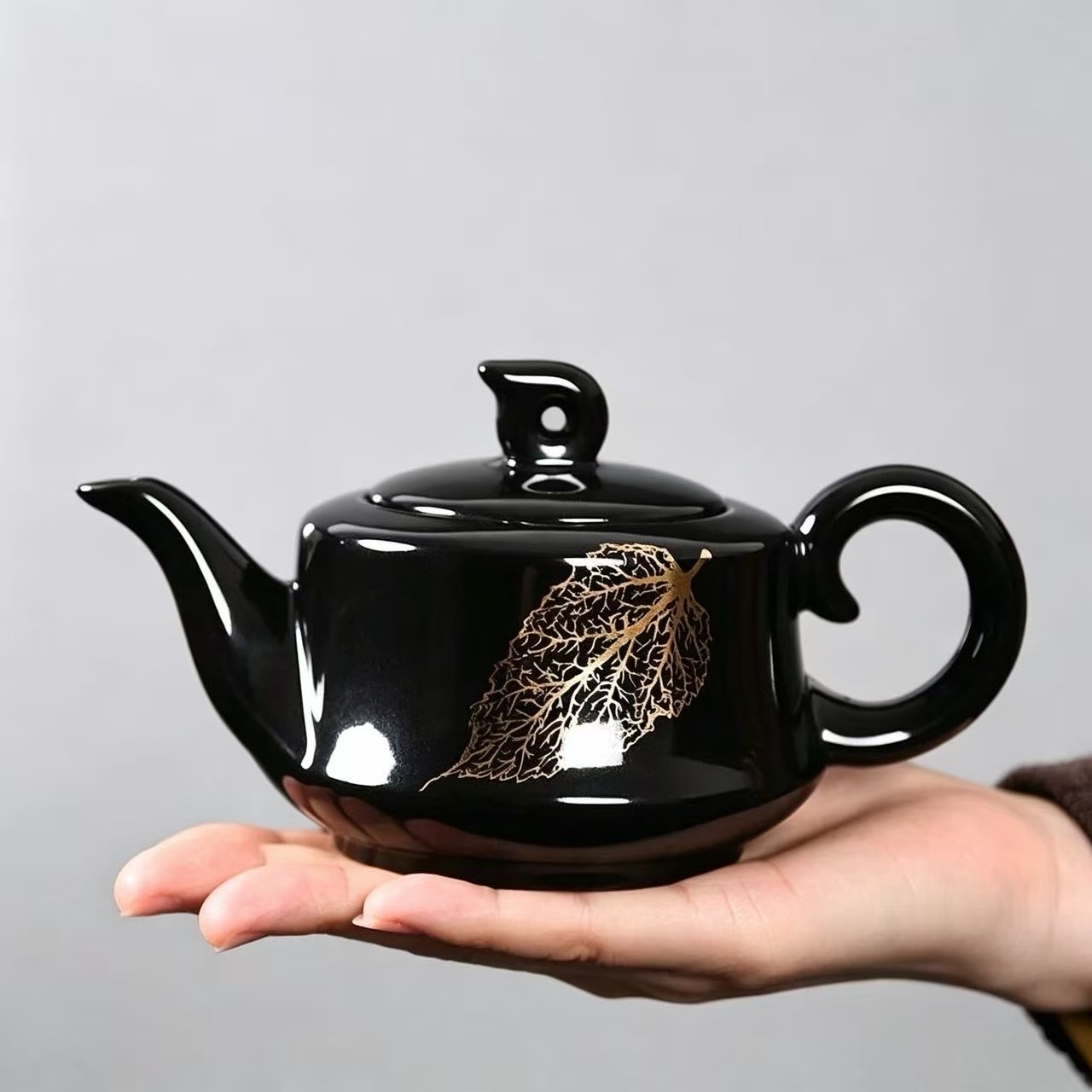 Black Glaze Ceramic Teapot with Golden Leaf Inlay, Hand‑crafted Chinese Porcelain Tea Pot for Home Tea Ceremony