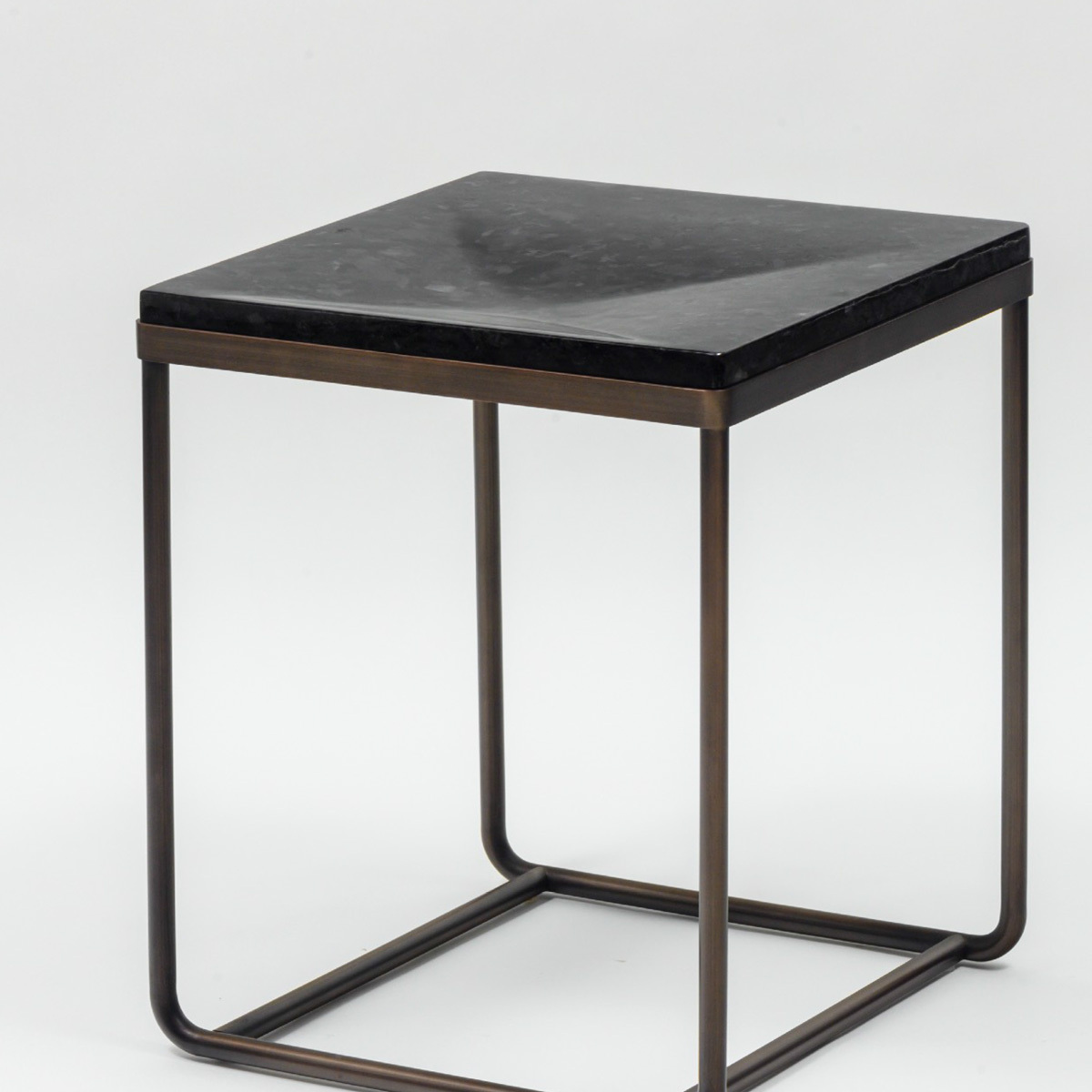 Modèle original de table d'appoint en granit Cohiba marron naturel,Modèle original de table d'appoint en granit Cohiba marron naturel