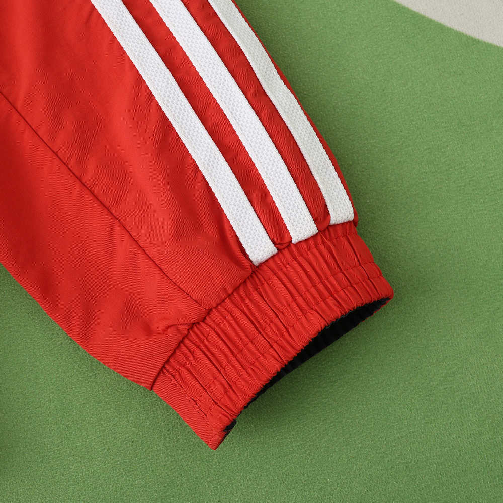2425 Manchester United F.C. Wear on both sides windbreaker