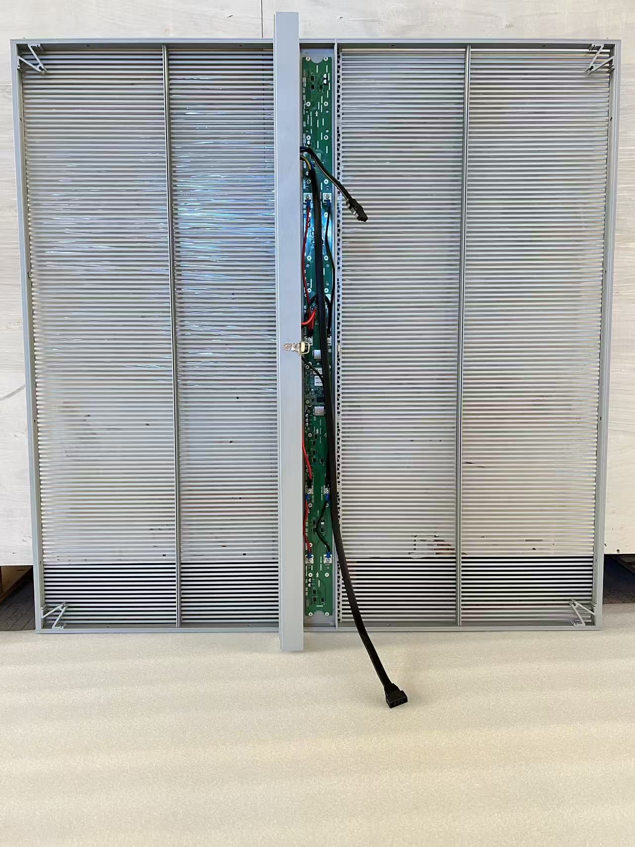 600cd indoor p3.91-7.81 transparent led display cabinet 1000x1000mm