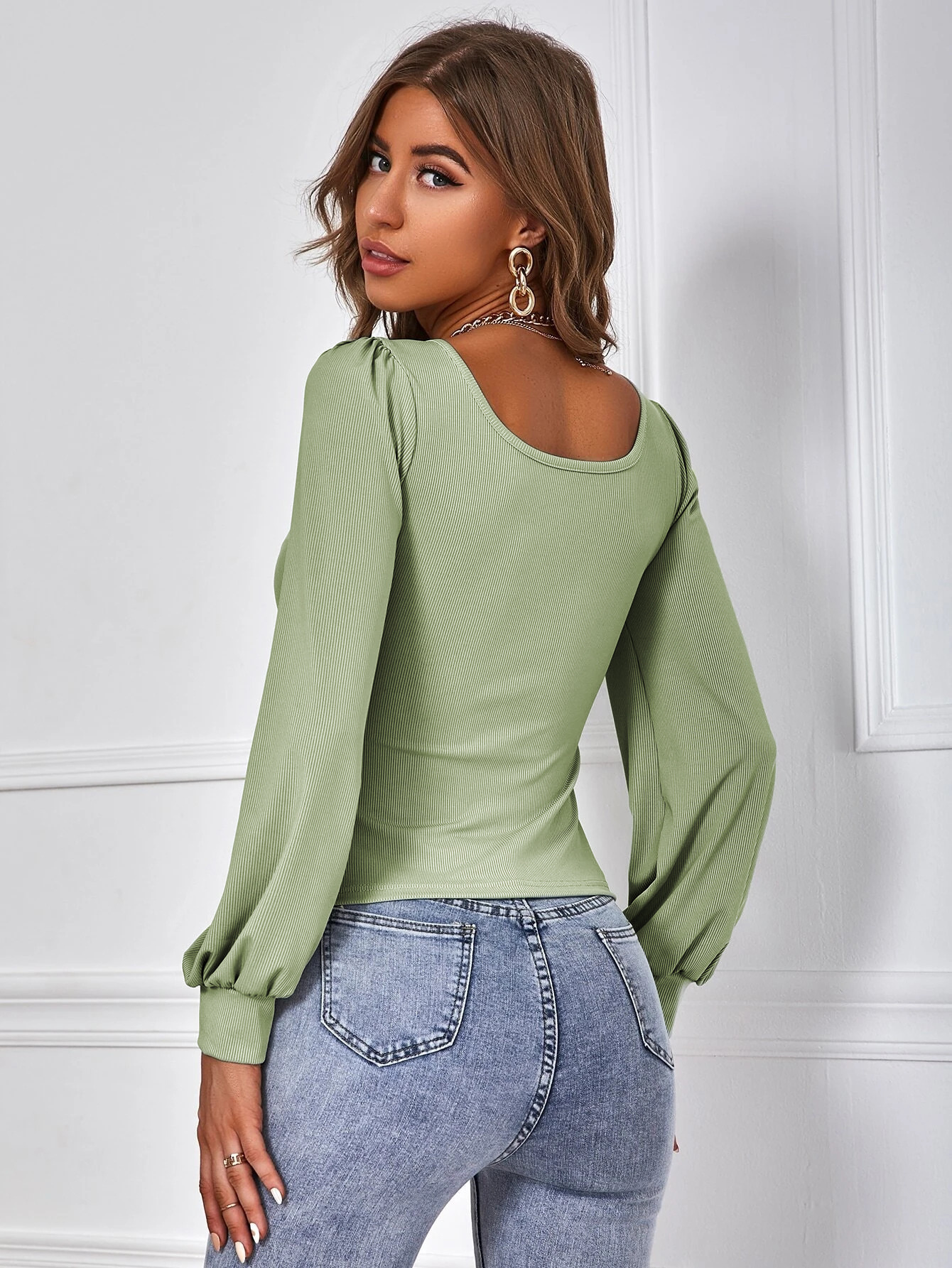 Casual bubble sleeve knitted long-sleeved T-shirt.