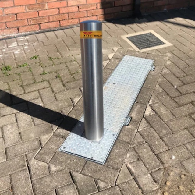 Manual Heavy-Duty Fold-Down Coffin Bollard