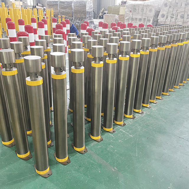 Static Bollard With Chains