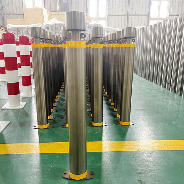 Static Bollard With Chains