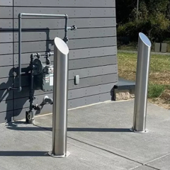 أعمدة ستانلس ستيل بقمة مائلة