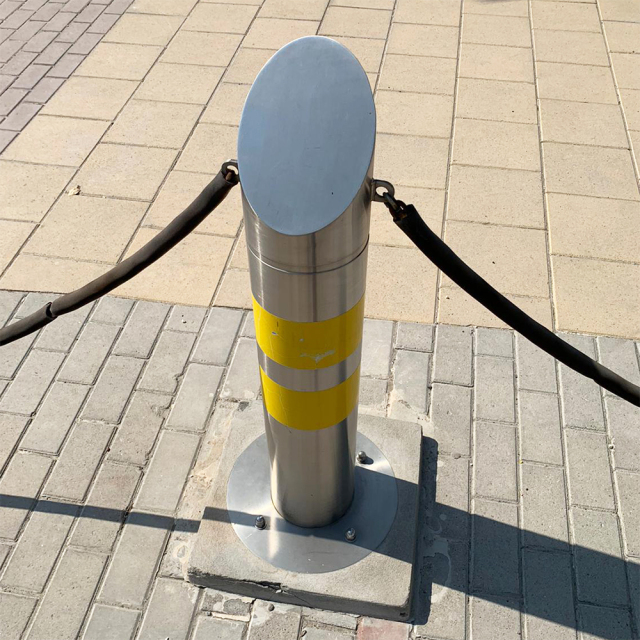 Steel Slant Top Bollard With Chains