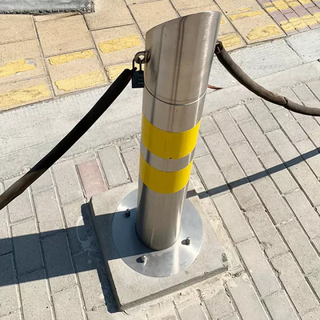 Steel Slant Top Bollard With Chains