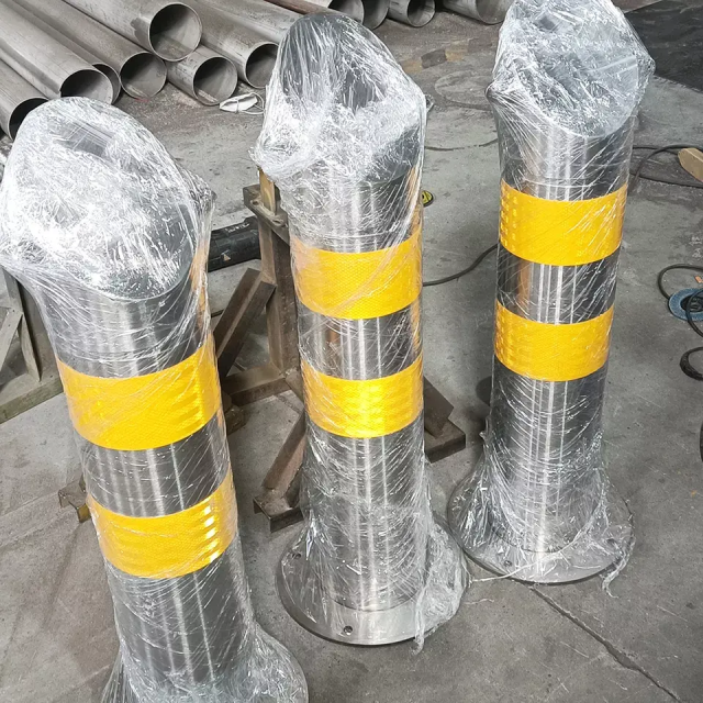 Steel Slant Top Bollard With Chains